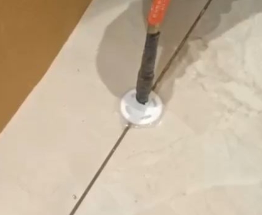 崇信瓷砖空鼓维修公司专业解答瓷砖在铺贴过程中，如果没有涂抹均匀到位的粘结材料（如水泥砂浆或瓷砖胶），可能会导致以下问题